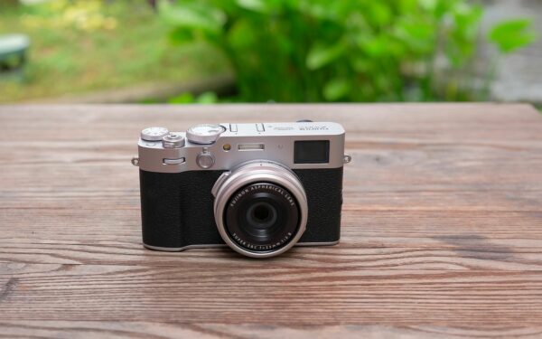 kamera fujifilm x100 vi depan