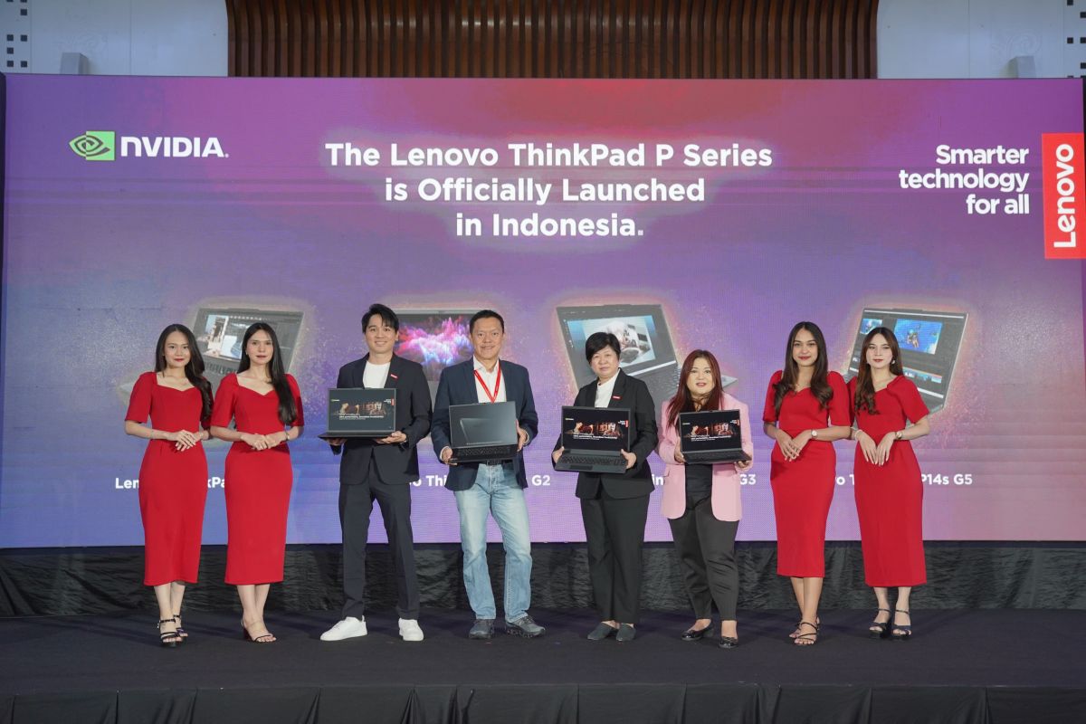 Lenovo Hadirkan ThinkPad P-Series dengan AI, Harga Mulai 33 Jutaan Rupiah. 24 Lini mobile workstation ThinkPad P-Series dari Lenovo diperbarui. Tercatat ada empat model yang diumumkan yakni ThinkPad P1 Gen 7, ThinkPad P16v Gen 2, ThinkPad P16s Gen 3 dan ThinkPad P14s Gen 5. Keempat laptop ini semakin bertenaga dan pintar dengan prosesor Intel Core Ultra H-Series yang dilengkapi NPU (Neural Processing Unit) untuk mendukung pemrosesan AI. "Dilengkapi dengan solusi AI yang dipersonalisasi, solusi ini meningkatkan produktivitas dan kolaborasi, sambil melindungi data pelanggan di perangkat pribadi dan cloud dengan kendali penuh di tangan mereka." ujar Willy Setiawan, selaku SMB Lead Lenovo Indonesia. ThinkPad P1 Gen 7 Keempat laptop ini menyasar segmen yang berbeda. ThinkPad P1 Gen 7 di posisi puncak menawarkan spesifikasi paling kencang. Cocok untuk para profesional yang menuntut perfoma terbaik. Laptop ini ditenagai prossesor Intel Core Ultra 9 H-Series, RAM 64GB LPDDR5x-7500 dan ruang penyimpanan SSD M.2 2280 dengan kapasitas hingga 8TB. Sektor grafisnya dipercayakan pada kartu grafis Nvidia RTX. Menjadikannya ideal untuk pengembangan perangkat lunak, analisa data yang membutuhkan algoritma intensif, editing video beresolusi tinggi, hingga desain dan redering 3D. Kelebihan ThinkPad P1 Gen 7 juga ada di baterai. baterainya sangat besar dengan kapasitas 90Wh. ThinkPad P16v Gen 2 ThinkPad P16v Gen 2 ditenagai prosesor Intel Core Ultra dengan Intel vPro dan Neuro Processing Unit (NPU). Sektor grafisnya menggunakan kartu grafis Nvidia RTX 3000 Ada Generation. Menjadikannya dapat menghasilkan gambar dan animasi berkualitas tinggi, dan menciptakan visualisasi 3D. Perangkat ini telah mendapatkan sertifikasi Independent Software Vendor (ISV), yang artinya sudah teruji untuk menjalankan aktivitas-aktivitas berat. Lenovo juga menawarkan alternatif OS, yang mencakup kinerja, fleksibilitas, mobilitas, dan keterjangkauan. ThinkPad P16v Gen 2 telah hadir di Indonesia dengan harga mulai dari Rp 41,999,000. ThinkPad P16s Gen 3 Didukung oleh prosesor Intel H Series Core Ultra 9, ThinkPad P16s Gen 3 secara signifikan meningkatkan produktivitas saat menangani kumpulan data yang kompleks, mengembangkan aplikasi mutakhir, dan melakukan penelitian intensif. Kinerja yang cepat pada mobile workstation ini pun dilengkapi dengan GPU Intel Arc yang terintegrasi dengan AI. ThinkPad P16s Gen 3 juga menawarkan performa grafis yang kencang. Keunggulan ThinkPad P16S Gen 3 ada di dukungan RAM yang besar. Laptop ini mendukung RAM DDR5-5600 hingga besaaran 96GB. Cocok untuk penyuntingan video, rendering 3D, simulasi, analisis data, mesin virtual, dan program desain grafis. ThinkPad P14s Gen 5 ThinkPad 14s Gen 5 hadir dengan dimensi yang paling ringkas dari keempatnya. Laptop 14 inci ini membawa panel layar 3K dengan prosesor Intel Core Ultra 9 H-series, RAM DDR5 hingga 96GB, dan kartu grafis NVIDIA RTX 500. Dukungan AI pada GPU NVIDIA® RTX 500 membuka kemungkinan tak terbatas bagi para pembuat film, animator, dan desainer grafis. Harga Lenovo ThinkPad P-Series Terbaru ThinkPad P-Series terbaru saat ini sudah tersedia di Indonesia. Harganya mulai Rp33.499.000 untuk ThinkPad P14s Gen 5, Rp39.499.000 untuk ThinkPad P16s Gen 3, Rp41.999.000 untuk ThinkPad P16v Gen 2 dan Rp56.799.000 untuk ThinkPad P1 Gen 7. Lenovo ThinkPad P Series launch
