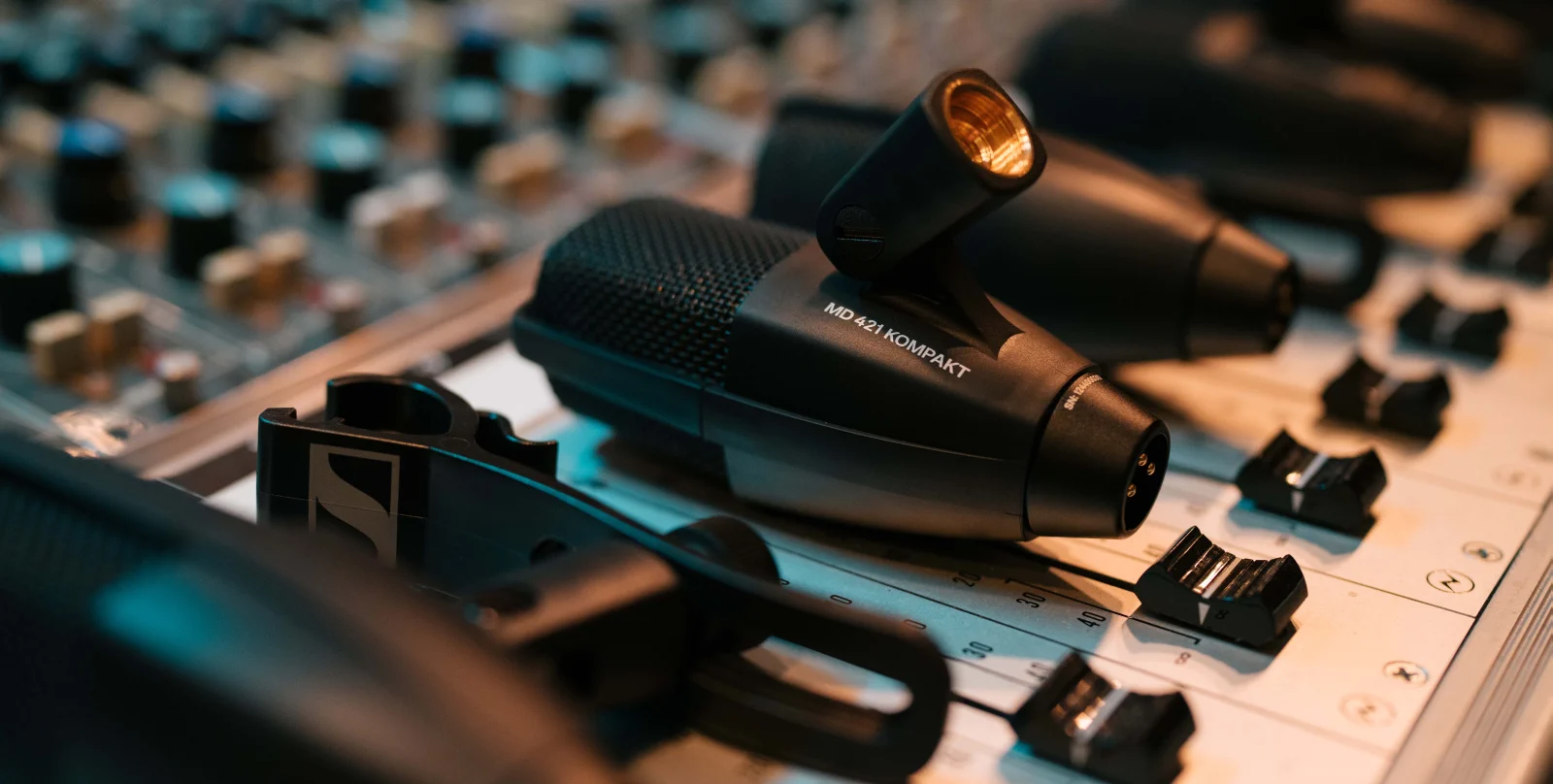 Sennheiser MD 421 Kompakt Product Shot In Use Studio 29 MR