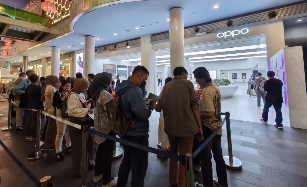 antrian OPPO Reno13 Series First Sale 1