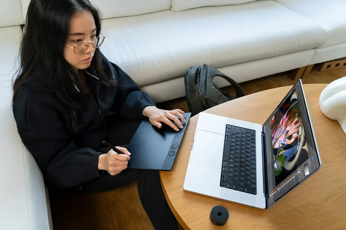 Wacom Intuos Pro 2025: Tablet Grafis Kelas Profesional dengan Teknologi Dual Pena 24 Wacom Intuos Pro 2025-