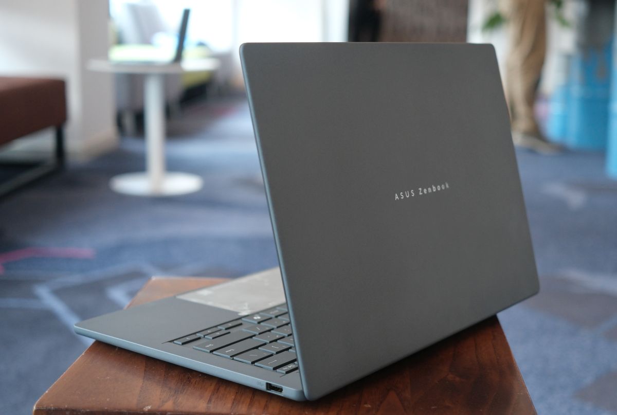 asus zenbook a14 terbuka